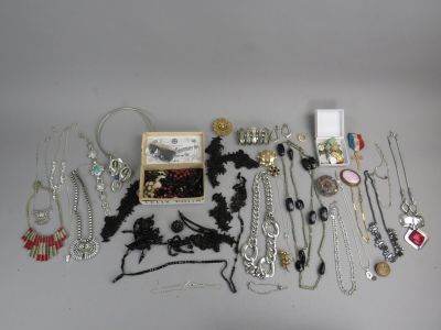 plusieurs types de colliers et de bracelets différents disposés sur une table