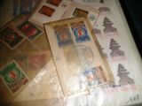 beaucoup de timbres posés sur une table sur laquelle se trouve une feuille de papier