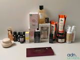 de nombreux types de produits de soins de la peau exposés sur une table