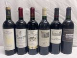 plusieurs bouteilles de vin sont alignées sur une table