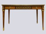 une image représentant une table en bois ornée de décorations dorées