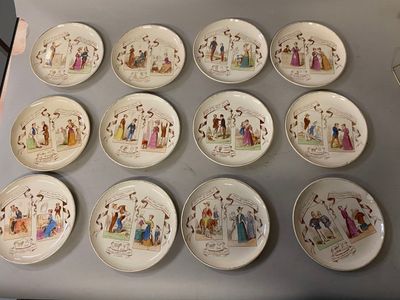 plusieurs assiettes à motifs différents sur une table