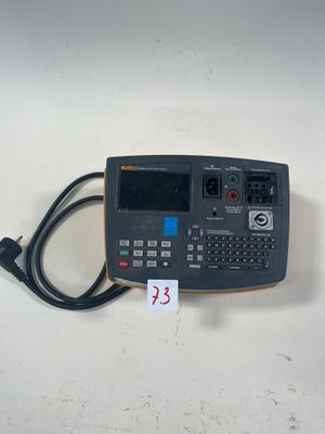 une image représentant une calculatrice posée sur une table blanche