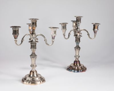 paire de candélabres et de bougeoirs en métal argenté