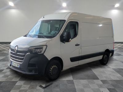 la photo d'une camionnette blanche garée dans un garage
