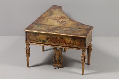une petite table en bois sur laquelle est posé un tableau