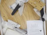 une boîte contenant un couteau, une planche à découper et d'autres objets
