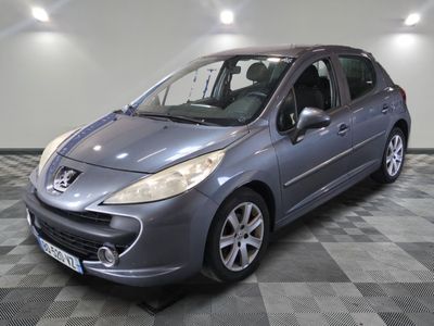 la voiture grise est garée dans le garage sur le sol en damier