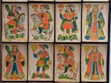 une photo d'une collection de cartes à jouer exposée