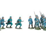 Des figurines de soldats en uniforme bleu sont alignées en rang.