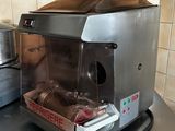 une machine posée sur le comptoir d'une cuisine