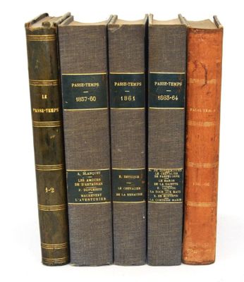 trois vieux livres sont alignés sur une surface blanche