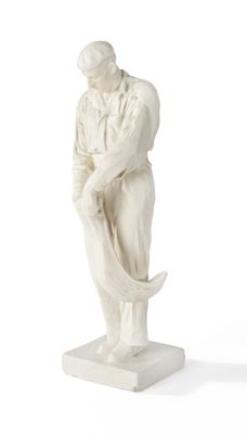 une statue représentant un homme tenant un poisson, posée sur une surface blanche