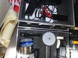une boîte en métal contenant tout un tas d'objets