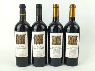 trois bouteilles de vin sont alignées sur une surface blanche