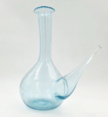 Porron en verre bleuté. Éclat au bec.