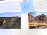 un livre sur lequel figure l'image d'un train