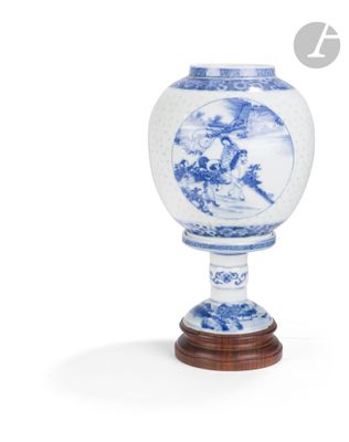 vase bleu et blanc avec un socle en bois sur fond blanc