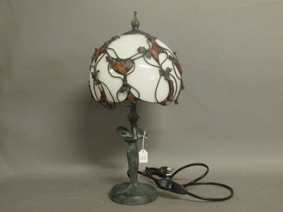 une lampe posée sur une table à côté d'un cordon