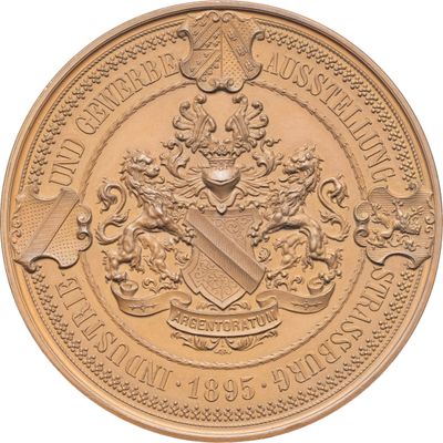 gros plan d'une pièce d'or portant des armoiries