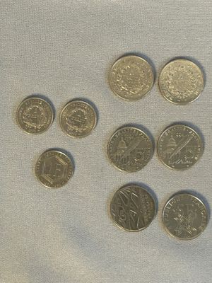 beaucoup de pièces posées sur un tissu blanc