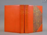 un livre orange avec une couverture dorée et une couverture rouge