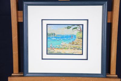 tableau représentant une scène de plage avec des voiliers sur l'eau