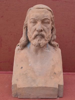 un buste représentant un homme aux cheveux longs et à la barbe fournie