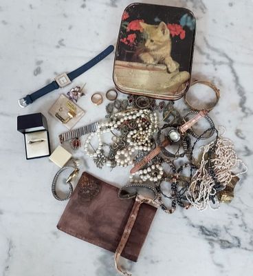 un sac à main rempli de bijoux posé sur une table en marbre
