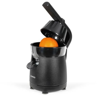 une orange que l'on presse dans un presse-agrumes muni d'une poignée noire