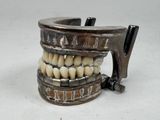 un bracelet en argent orné de dents et d'une brosse à dents