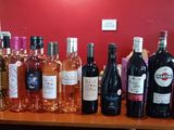 de nombreuses bouteilles de vin posées sur une table