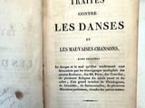 un vieux livre écrit posé sur une table