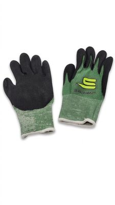 une image représentant une paire de gants noirs et verts sur fond blanc