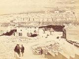 deux hommes qui montent les marches menant au sommet d'une colline