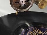 un vieux disque posé sur une table à côté d'un micro