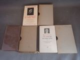 quatre livres sont empilés sur une table