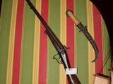 un pistolet et un couteau posés sur une étagère dans une pièce