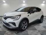 une voiture blanche garée dans un garage au sol en damier