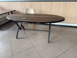 une table avec deux chaises et une table sur laquelle se trouve une chaise