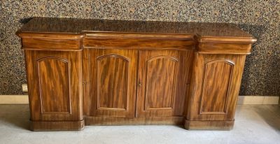un meuble en bois avec un plateau en marbre dans une pièce
