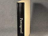 Le livre est en noir et blanc, avec des lettres noires imprimées dessus.
