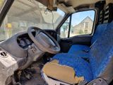 l'intérieur d'une camionnette avec des housses de siège bleues et un volant