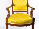 une image représentant une chaise dont l'assise est recouverte d'un tissu jaune