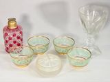 beaucoup de verres et une bouteille posés sur une table