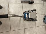 une machine posée par terre dans la salle de bains