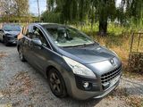 la voiture est garée sur le côté de la route, dans le parking
