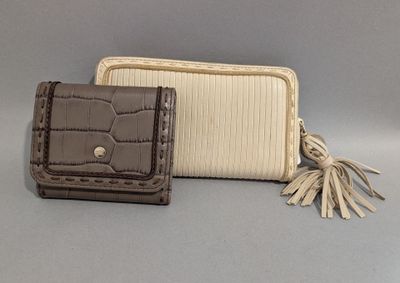 deux sacs à main sont posés l'un à côté de l'autre sur une surface grise