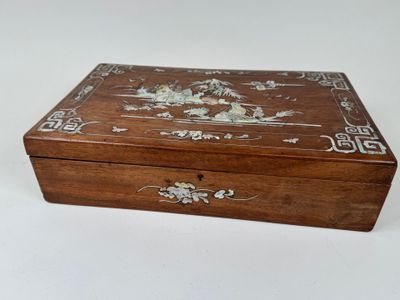 une petite boîte en bois avec un dessin