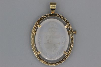 un gros plan sur un pendentif en or orné du portrait d'une femme
